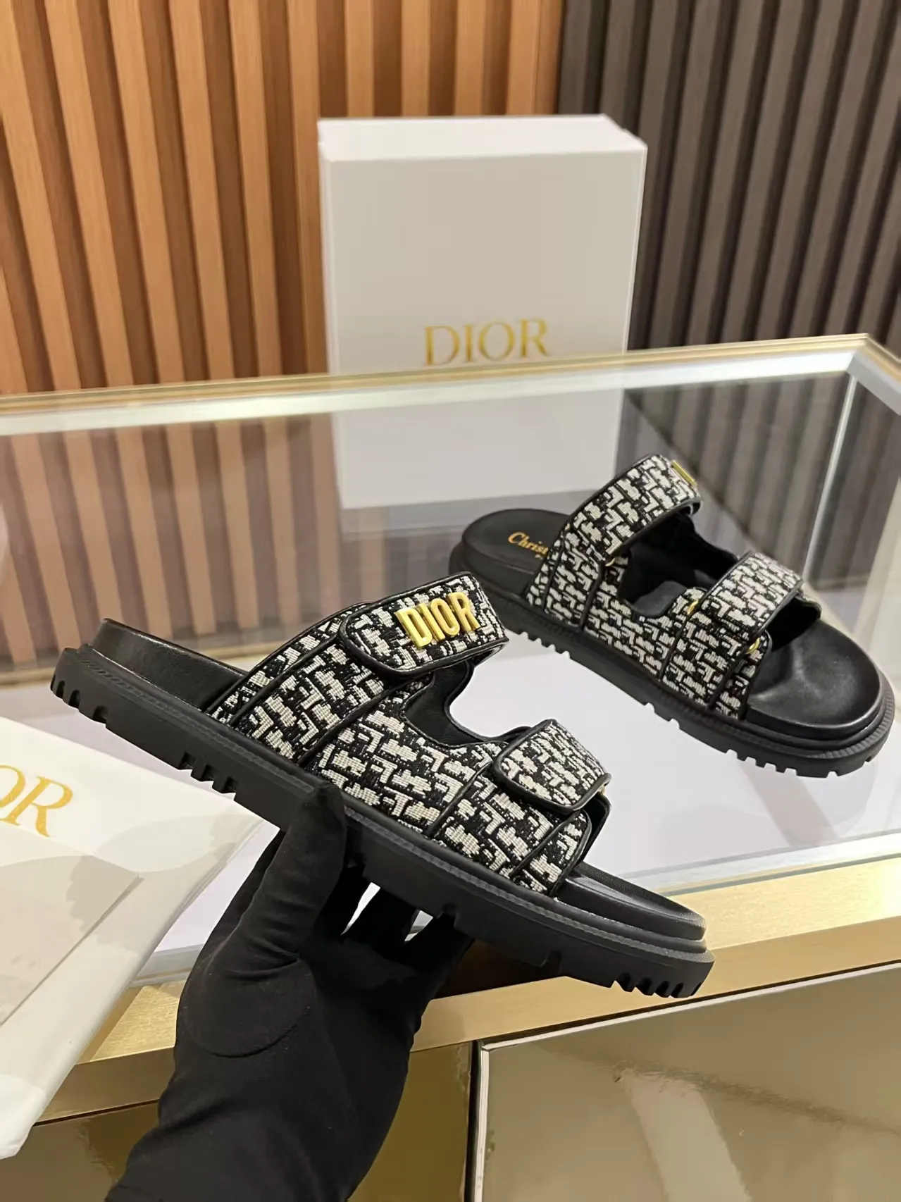 👟👟Ex-factory price 480👟👟 Dior classic popular sandals Step into the fashion territory of Dior slippers and encounter the ultimate fusion of elegance and comfort. The upper is engraved with the Christian Dior Paris logo using exquisite embroidery technology. The delicate stitching tells the brand's profound heritage and is fully recognizable.   Made of high-quality materials, it feels soft and fits your feet, as if it is a gentle care tailor-made for your feet. The sole is carefully designed and engraved with Christian Dior's lucky star symbol. It is not only a beautiful embellishment, but also provides reliable grip, making every step steady and secure.   It has a simple design and is easy to put on and take off. Whether it is a lazy weekend or a pleasant vacation, it can be easily adapted. Whether paired with casual shorts, casual jeans, or an elegant dress, Dior slippers can instantly enhance the overall style and show a casual fashion attitude.   Dior slippers, in the name of fashion, inject luxurious charm into your life and accompany you with every step you take with confidence and elegance. Material: Fine genuine cowhide upper, outsole, TPR, non-slip and wear-resistant, code number: 35-41 (42 customized)